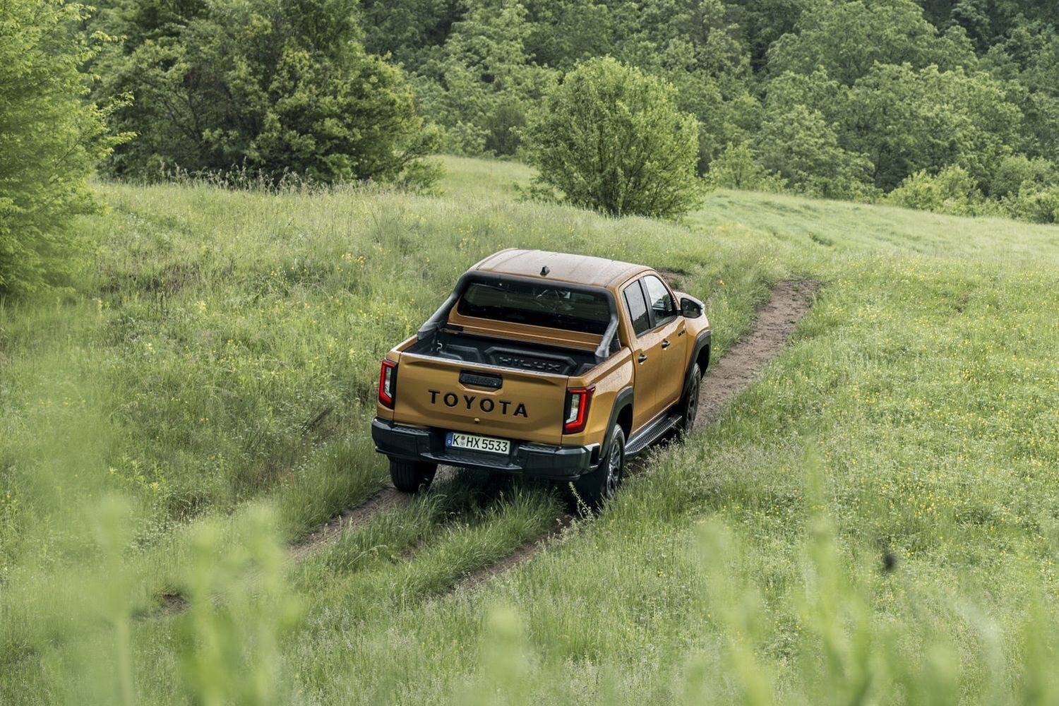 Toyota Hilux стала мутантом? Знакомимся с новым поколением